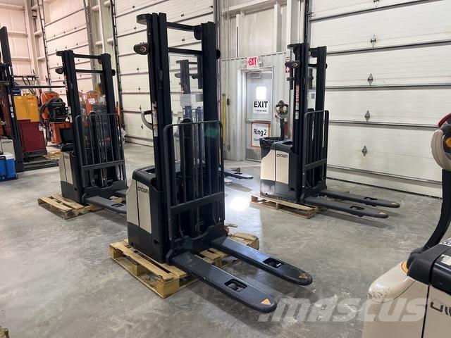 Crown ES 4000 自走式スタッカー