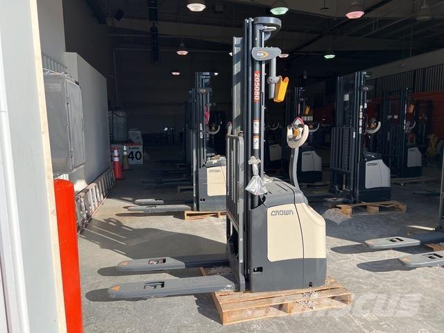 Crown ES 4000 自走式スタッカー