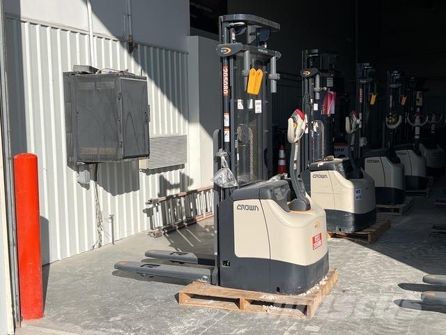 Crown ES 4000 自走式スタッカー