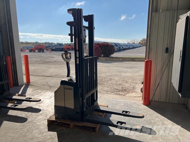 Crown ES 4000 自走式スタッカー