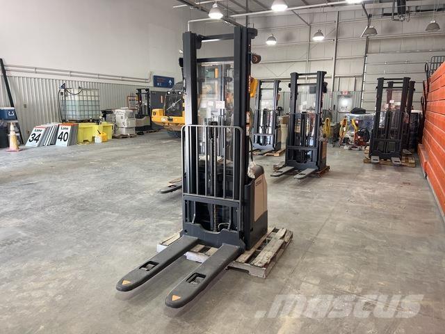 Crown ES 4000 自走式スタッカー