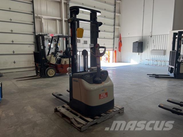 Crown ES 4000 自走式スタッカー