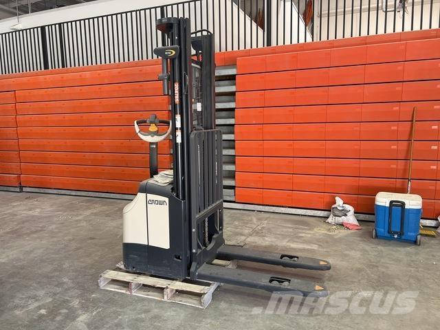 Crown ES 4000 自走式スタッカー