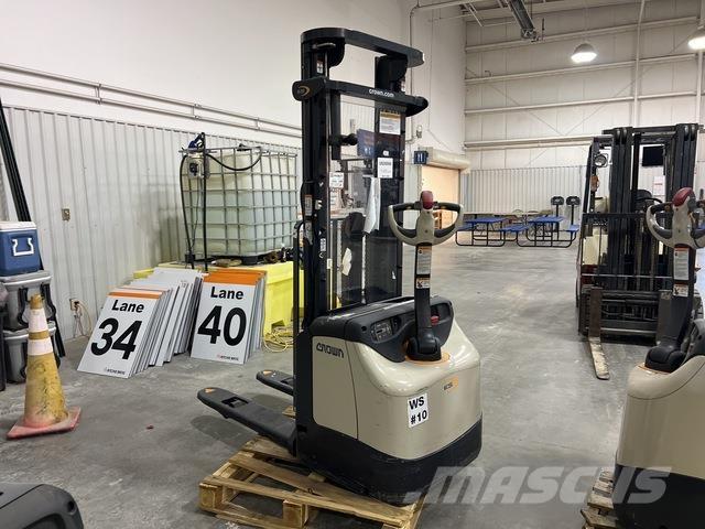 Crown ES 4000 自走式スタッカー