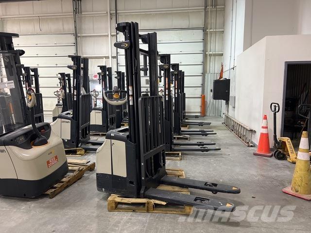 Crown ES 4000 自走式スタッカー