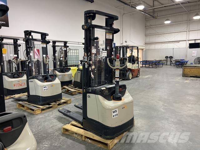 Crown ES 4000 自走式スタッカー