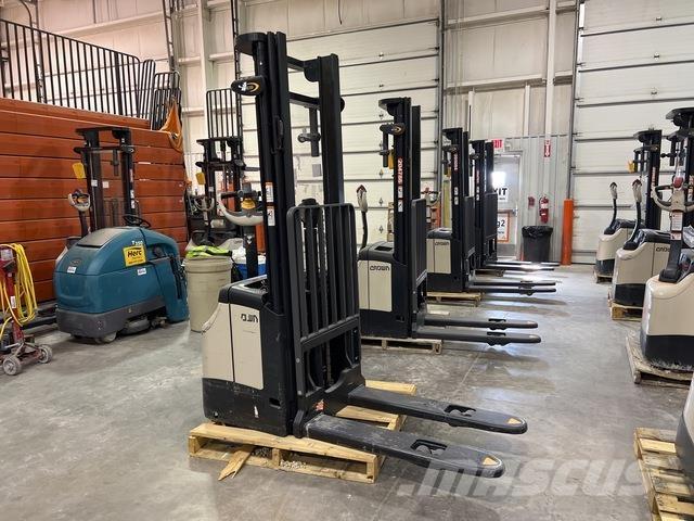 Crown ES 4000 自走式スタッカー