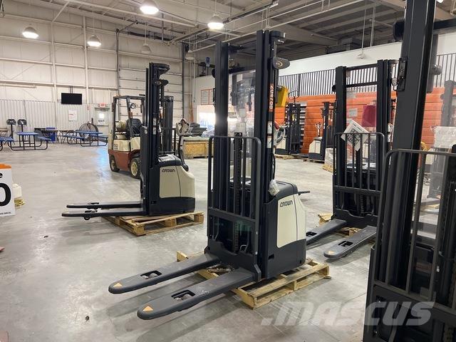 Crown ES 4000 自走式スタッカー