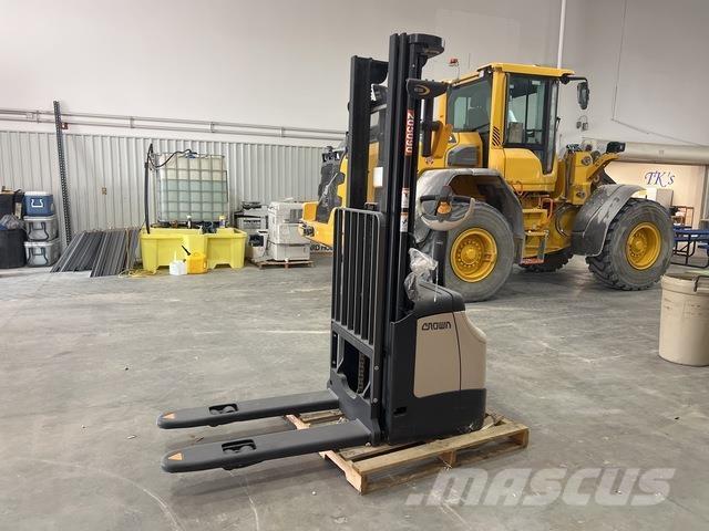 Crown ES 4000 自走式スタッカー