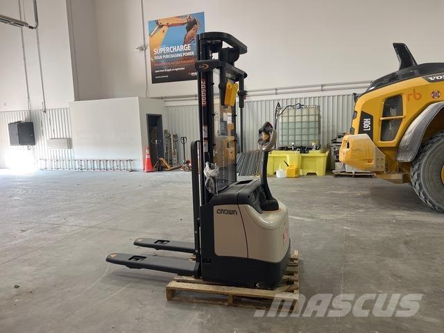 Crown ES 4000 自走式スタッカー