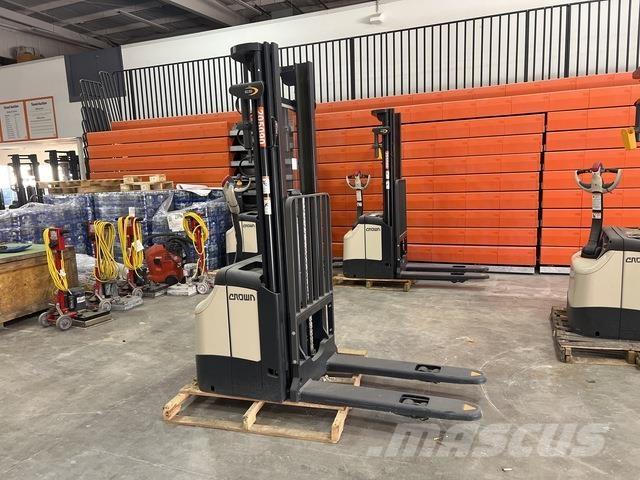 Crown ES 4000 自走式スタッカー