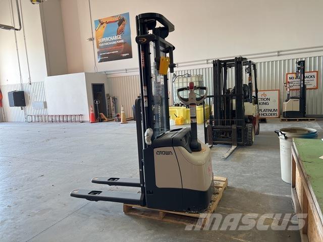 Crown ES 4000 自走式スタッカー