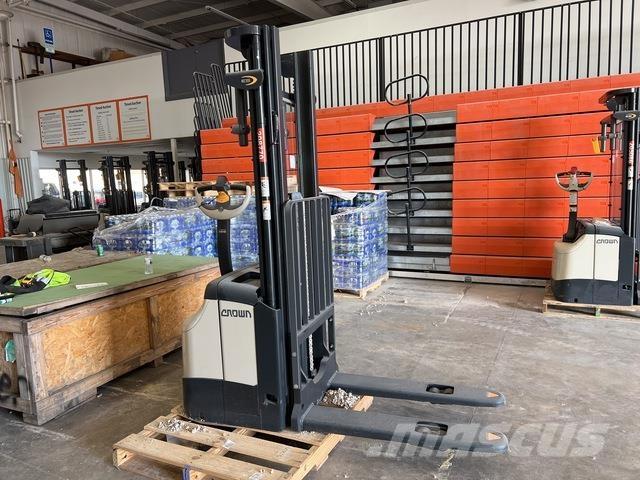 Crown ES 4000 自走式スタッカー