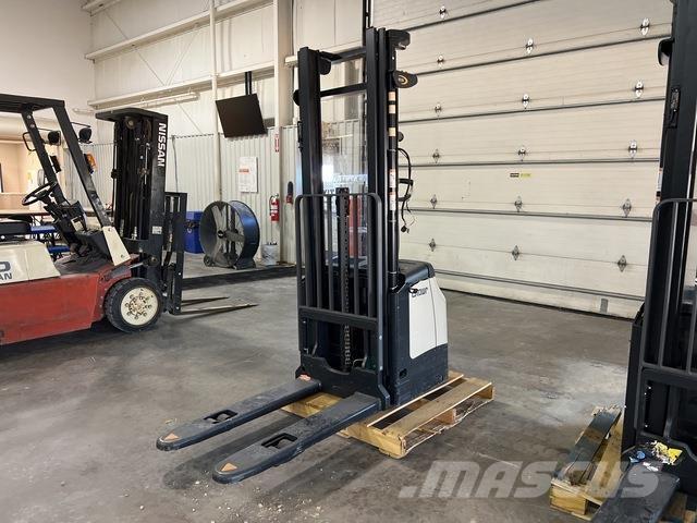 Crown ES 4000 自走式スタッカー