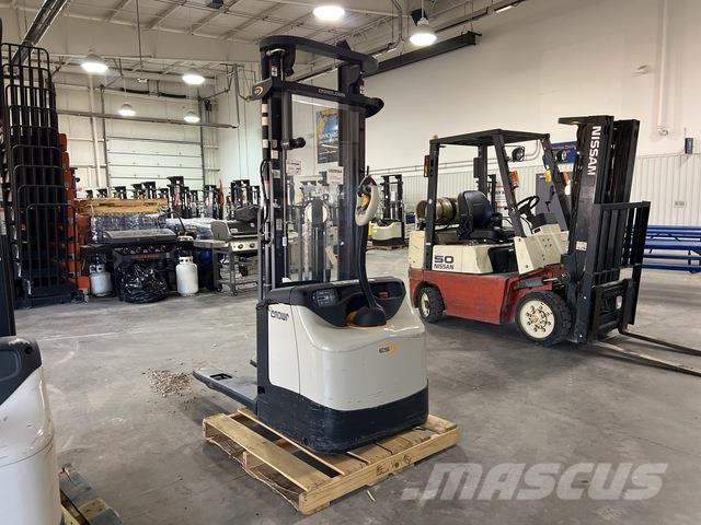 Crown ES 4000 自走式スタッカー