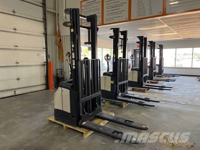 Crown ES 4000 自走式スタッカー