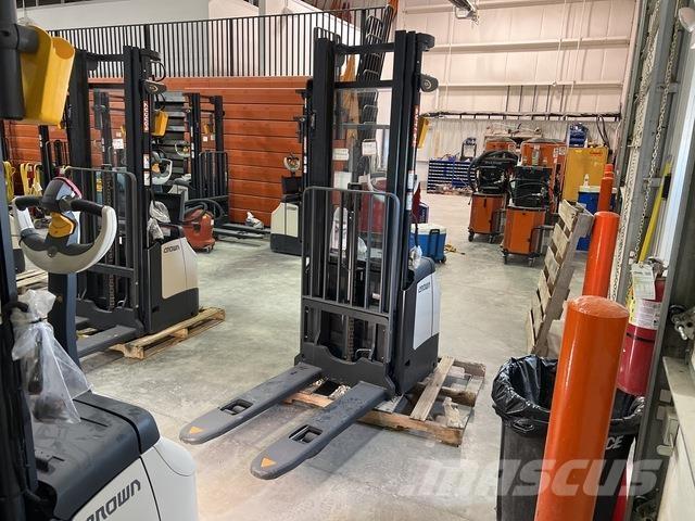 Crown ES 4000 自走式スタッカー