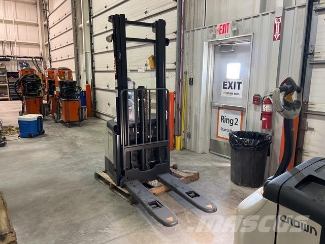 Crown ES 4000 自走式スタッカー