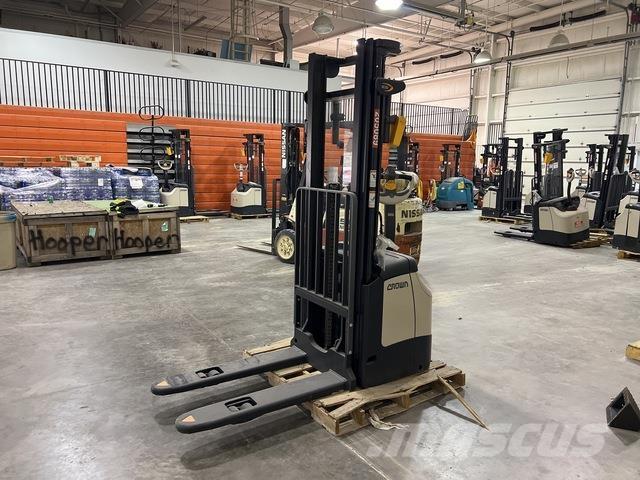 Crown ES 4000 自走式スタッカー