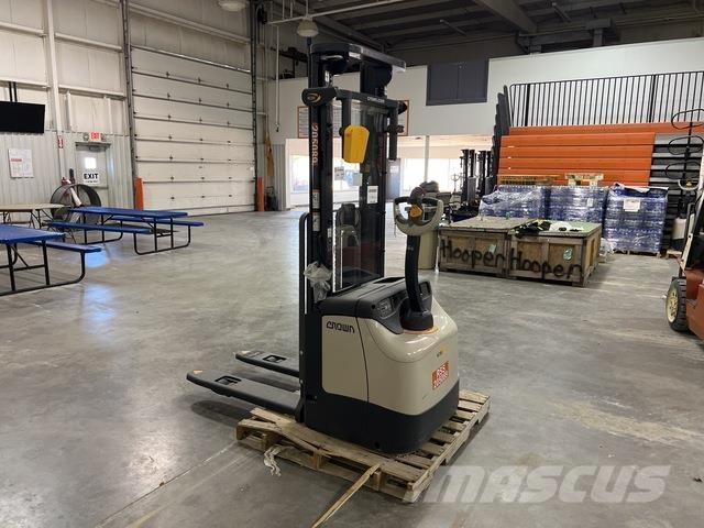 Crown ES 4000 自走式スタッカー