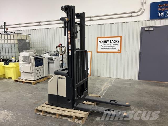 Crown ES 4000 自走式スタッカー