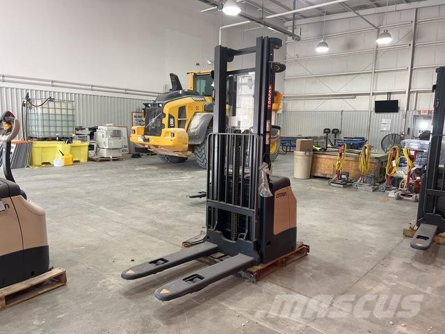 Crown ES 4000 自走式スタッカー