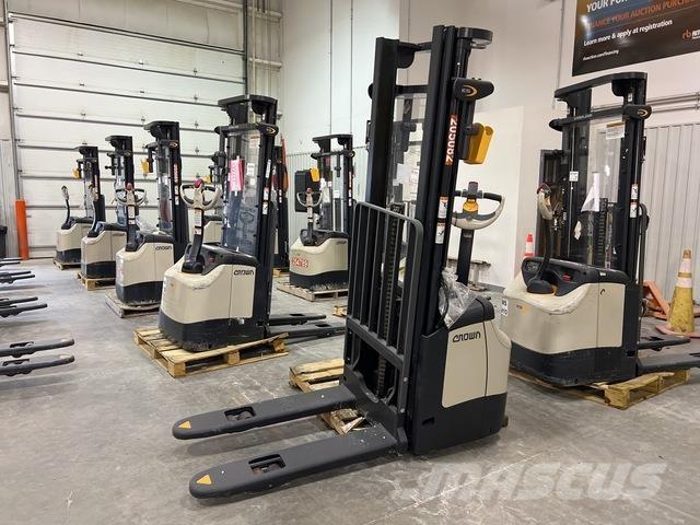 Crown ES 4000 自走式スタッカー