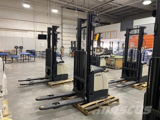 Crown ES 4000 自走式スタッカー