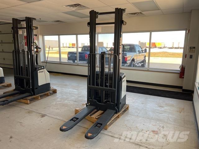 Crown ES 4000 自走式スタッカー