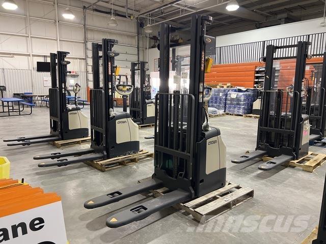 Crown ES 4000 自走式スタッカー