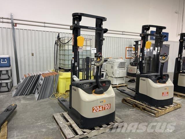 Crown ES 4000 自走式スタッカー