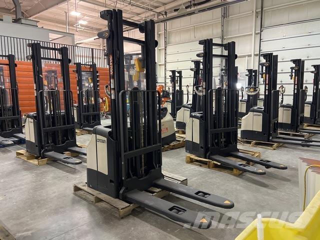 Crown ES 4000 自走式スタッカー