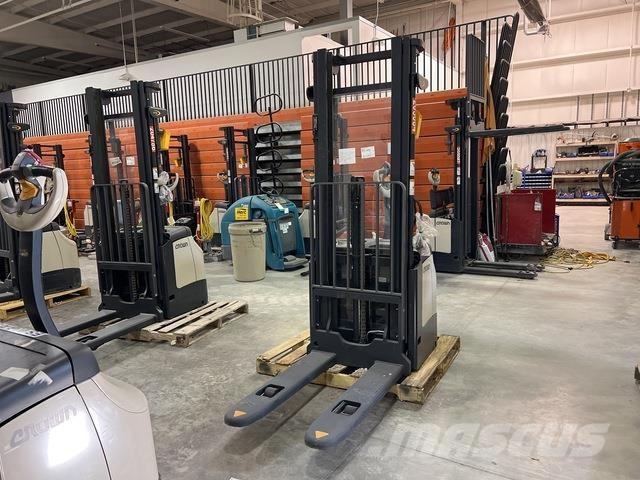 Crown ES 4000 自走式スタッカー