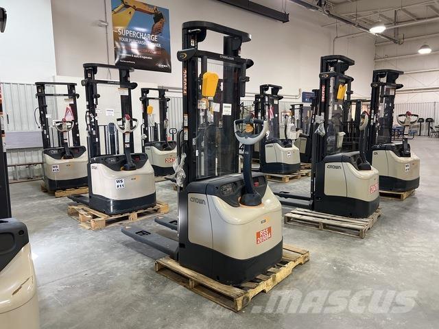 Crown ES 4000 自走式スタッカー