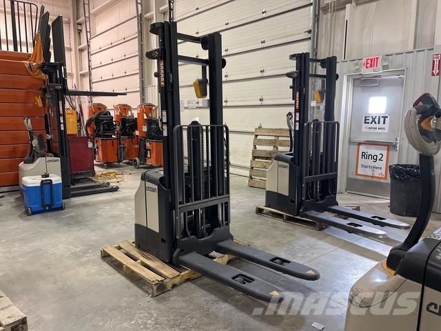 Crown ES 4000 自走式スタッカー