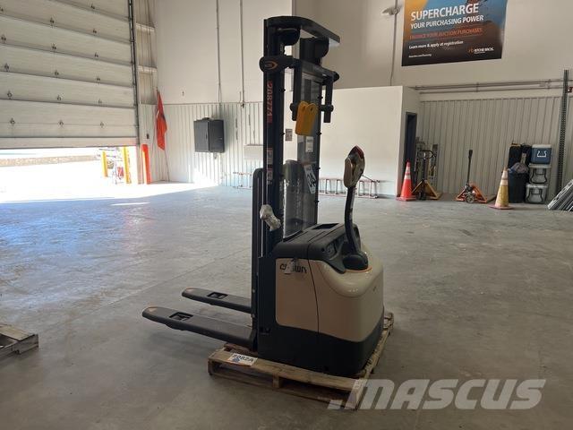 Crown ES 4000 自走式スタッカー