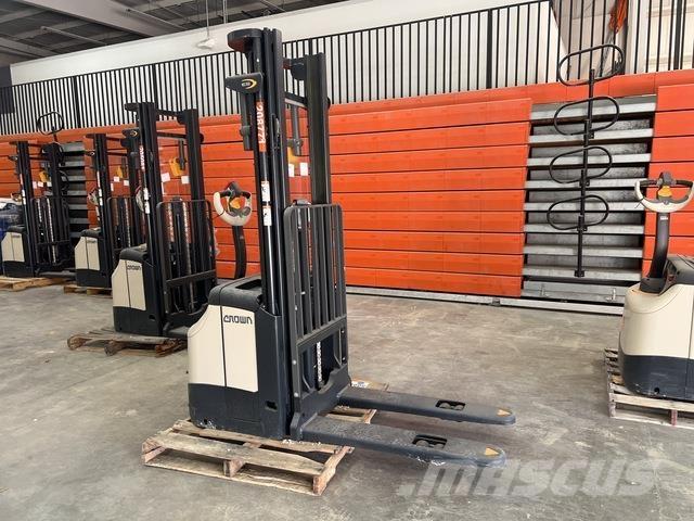 Crown ES 4000 自走式スタッカー