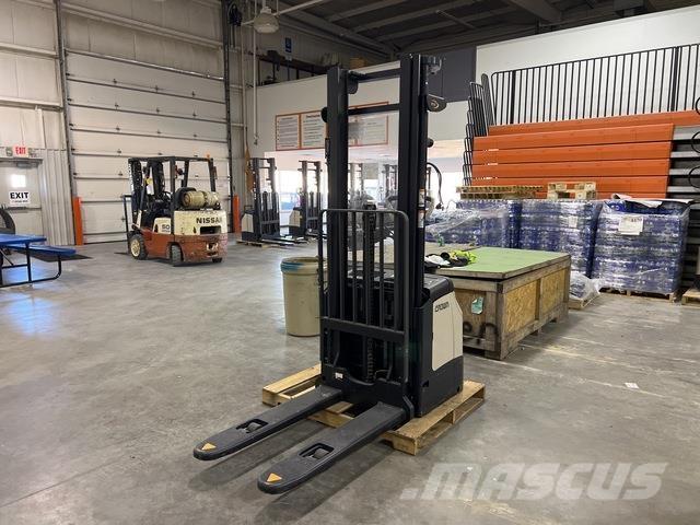 Crown ES 4000 自走式スタッカー