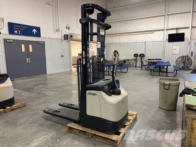 Crown ES 4000 自走式スタッカー