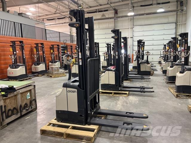 Crown ES 4000 自走式スタッカー