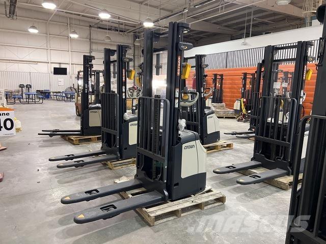 Crown ES 4000 自走式スタッカー