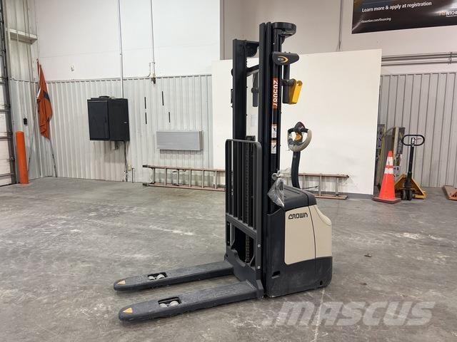 Crown ES 4000 自走式スタッカー