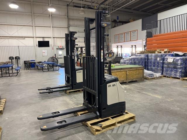 Crown ES 4000 自走式スタッカー