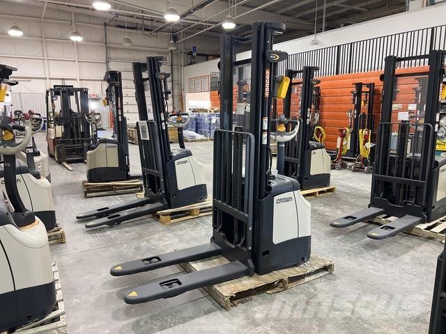 Crown ES 4000 自走式スタッカー