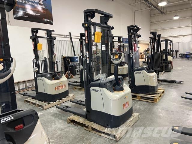 Crown ES 4000 自走式スタッカー