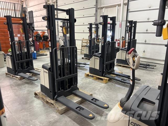 Crown ES 4000 自走式スタッカー