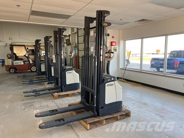 Crown ES 4000 自走式スタッカー