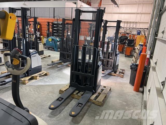 Crown ES 4000 自走式スタッカー