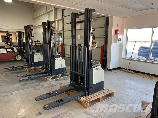 Crown ES 4000 自走式スタッカー