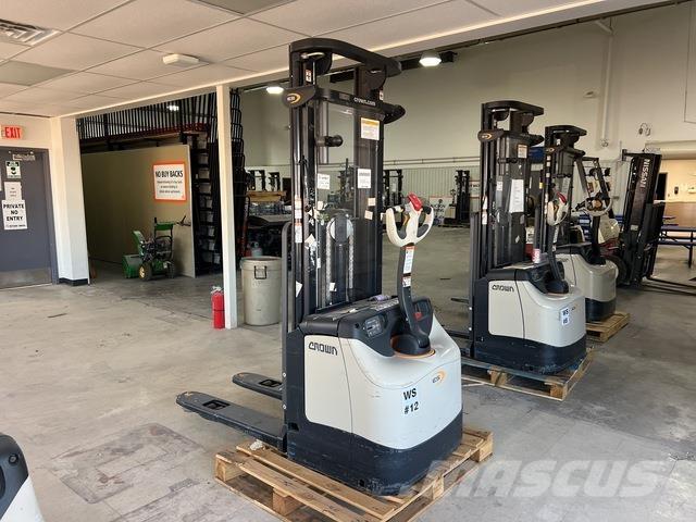 Crown ES 4000 自走式スタッカー